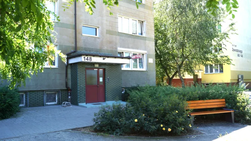 Wejście do budynku PP Dent z numerem 148 w Szczecinie