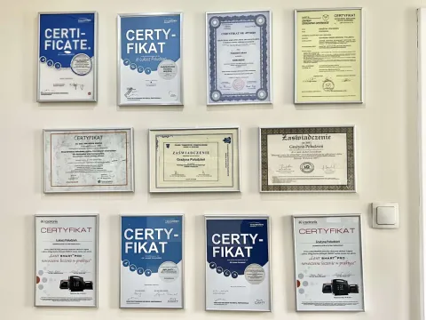 Ściana z certyfikatami i dyplomami zespołu PP Dent